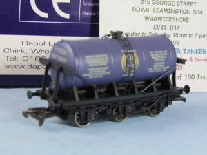 DAPOL B673 OO gauge 'Classic Trains - 10th anniversary' dark blue special edition 6 wheeled tank