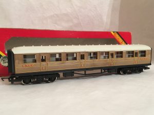 Hornby R435 L.N.E.R. Coach Composite