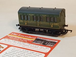Hornby R4135 SR Olive Green Four Wheel Coach