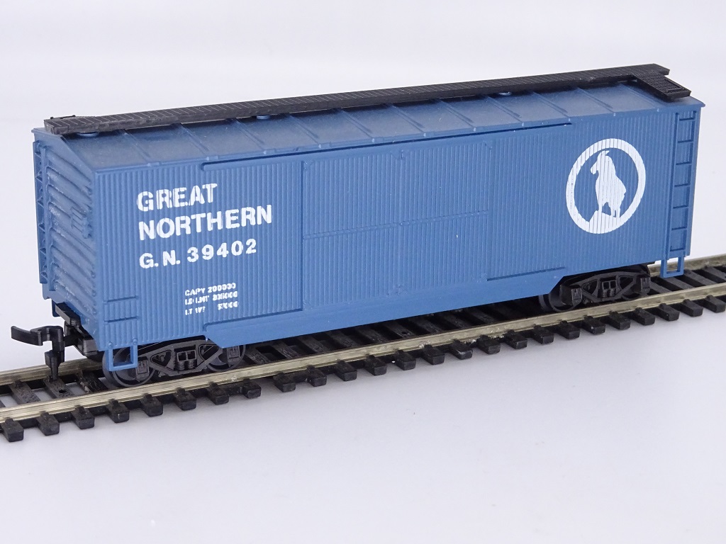 Model Power Great Northern Wood Style Plug Door Freight Car