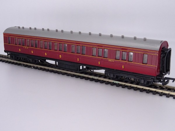 Replica Railways No.12201 57 Corridor 1st / 3rd LMS Maroon Coach 3621 - Image 4