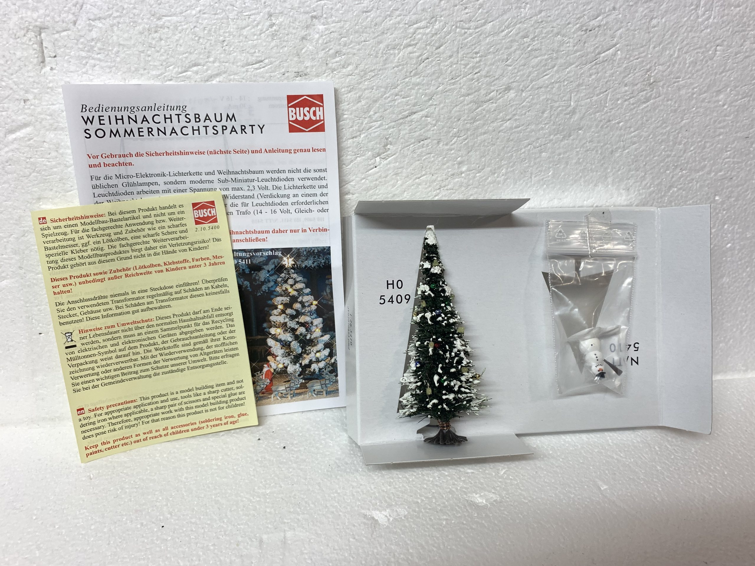 Busch H0 5049 Weihnachts Baum (Christmas Tree with 7 Yellow Diodes) - Image 3