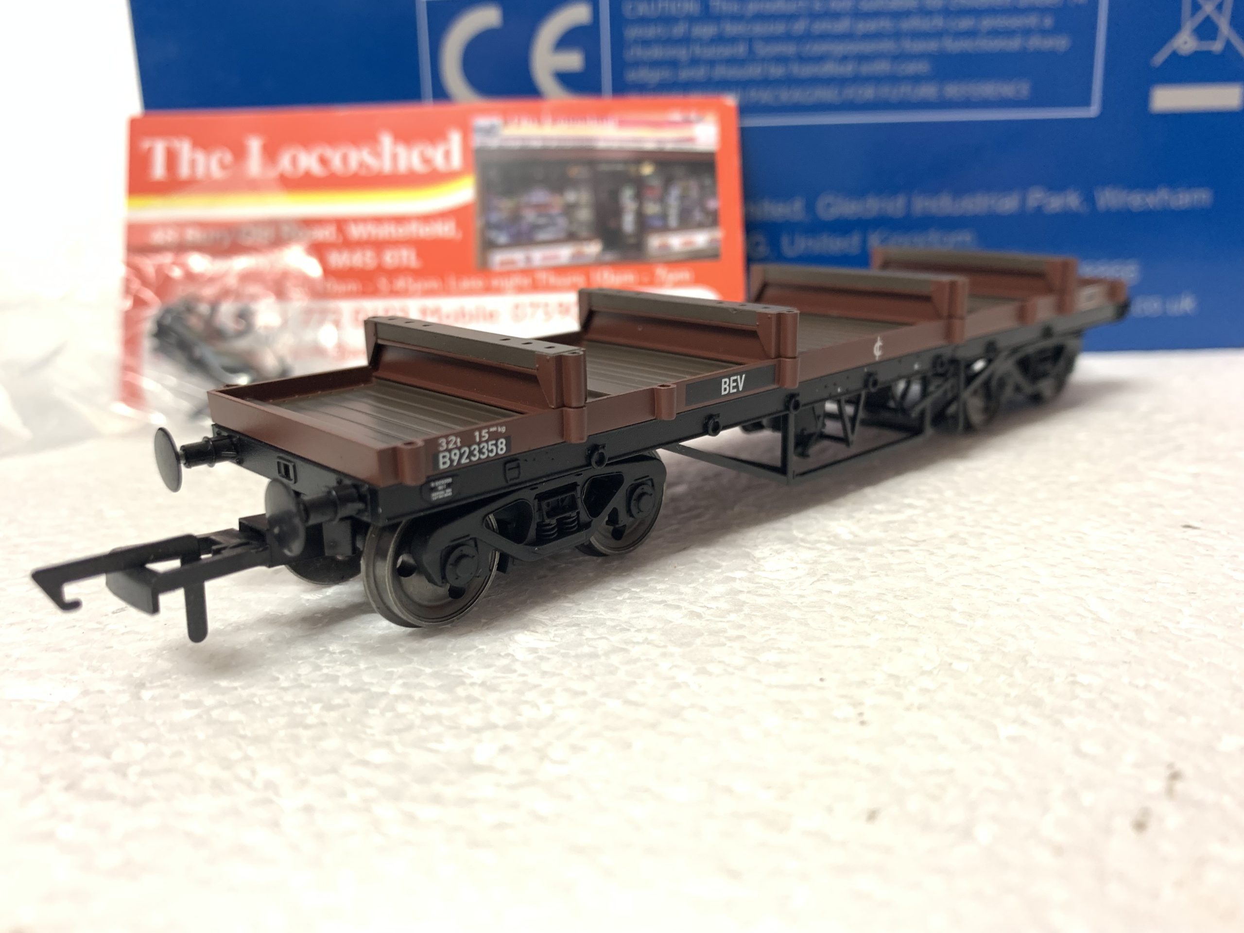 Dapol 4F-061-001 Bogie Bolster Wagon E BR 923358 Bauxite (TOPS BEV) - Image 2