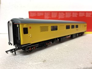 Hornby R4901 Network Rail Mk2F 2nd Open Coach '977997'