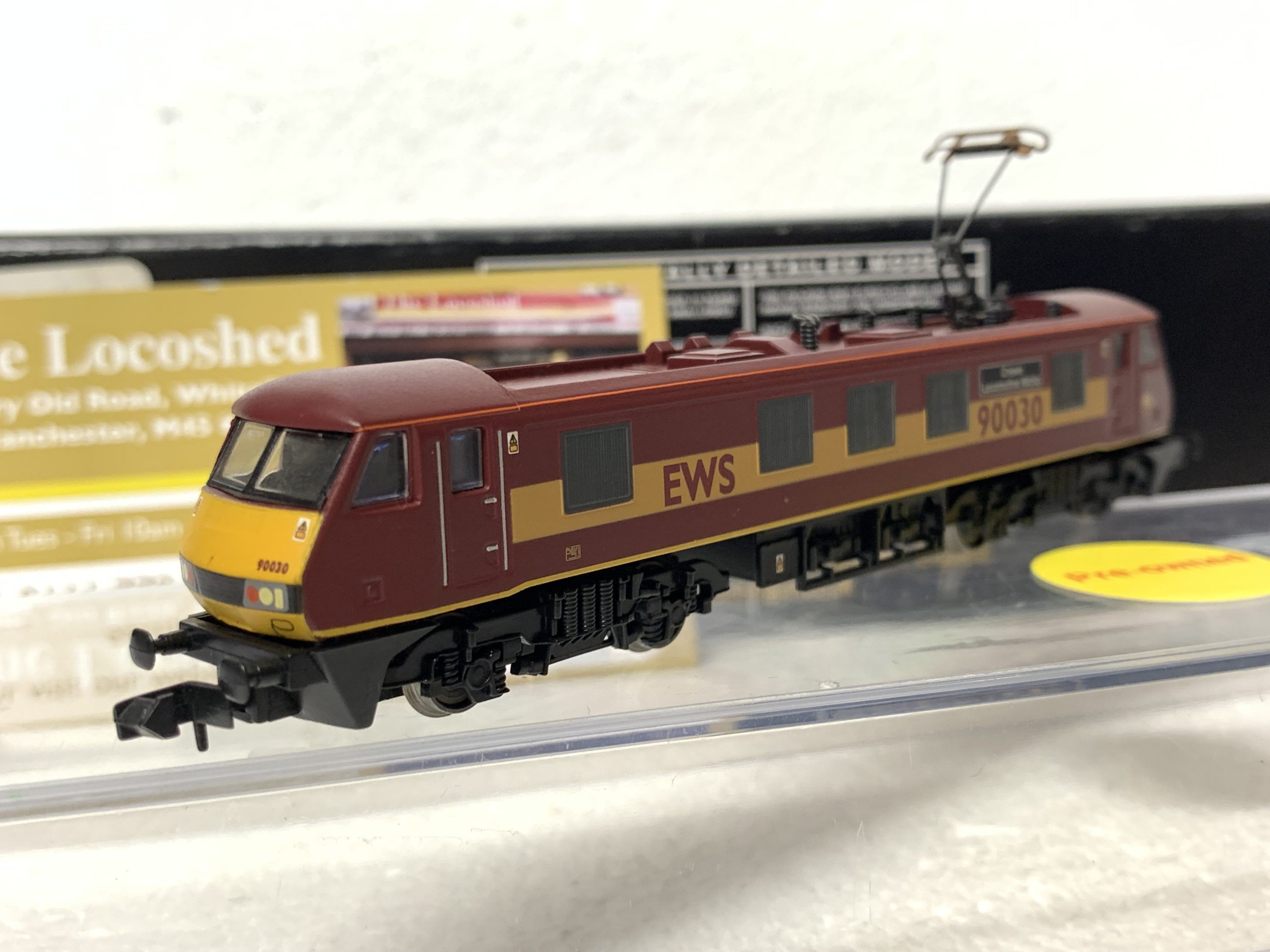Graham Farish 371-775 Class 90 'Crewe Locomotive Works' 90030 EWS - Image 2