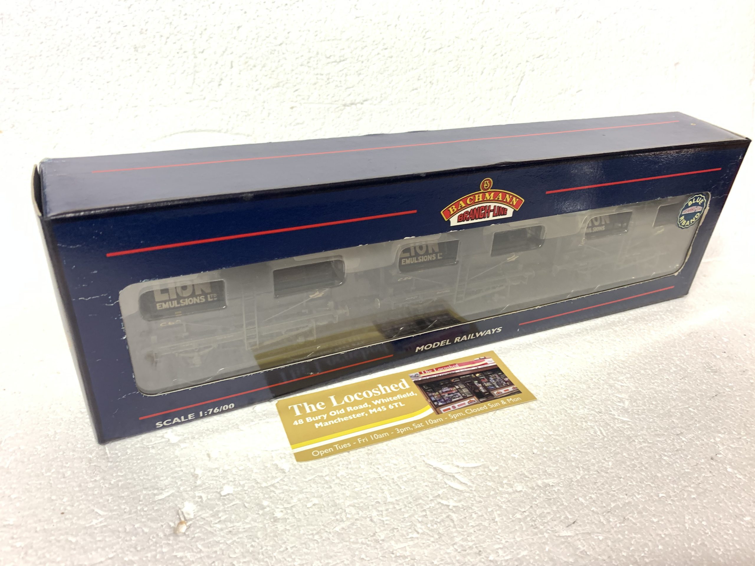 Bachmann 37-665Z Set of Three Tank Wagons 'Lion Emulsions' - Image 4