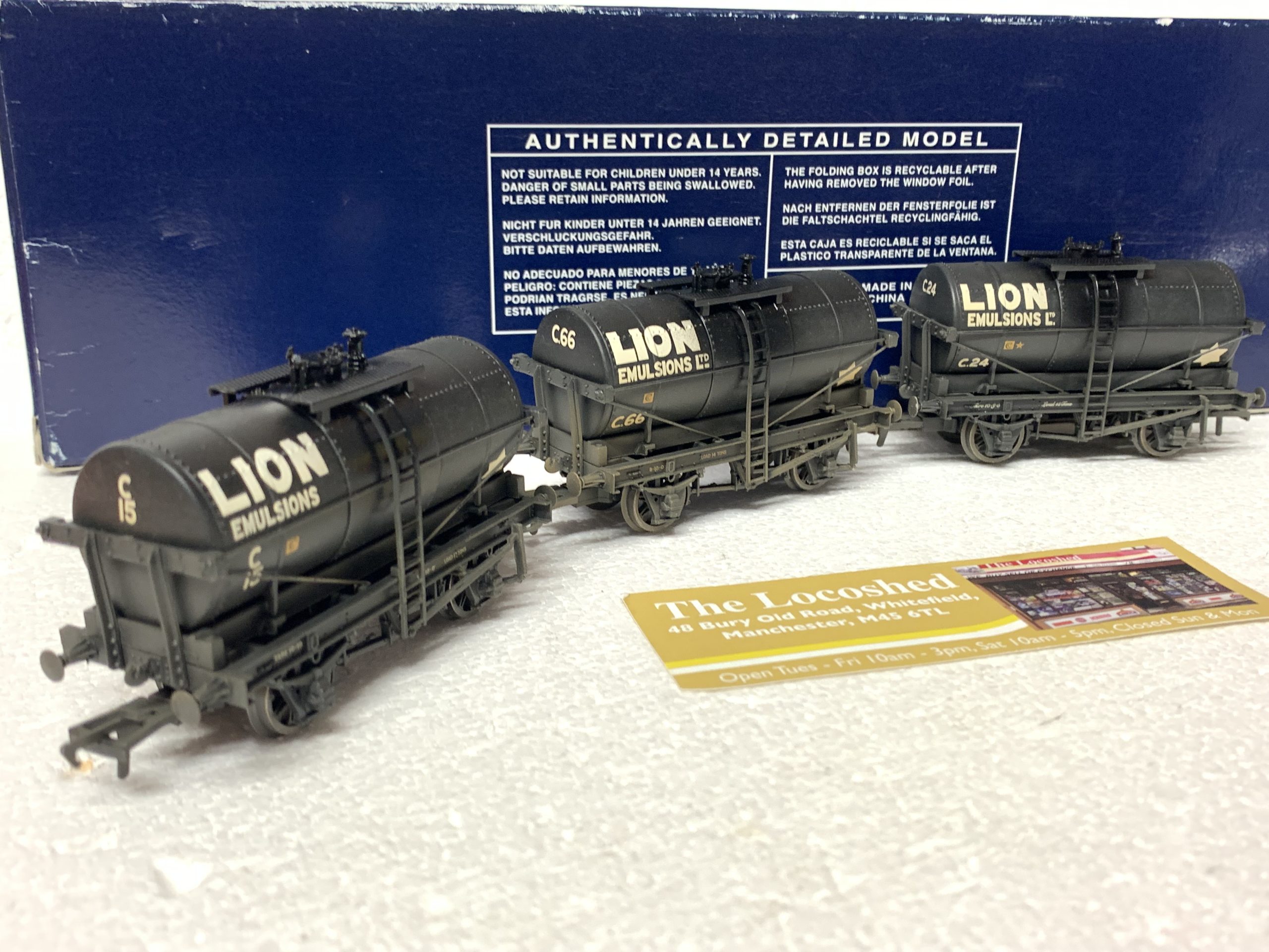 Bachmann 37-665Z Set of Three Tank Wagons 'Lion Emulsions'
