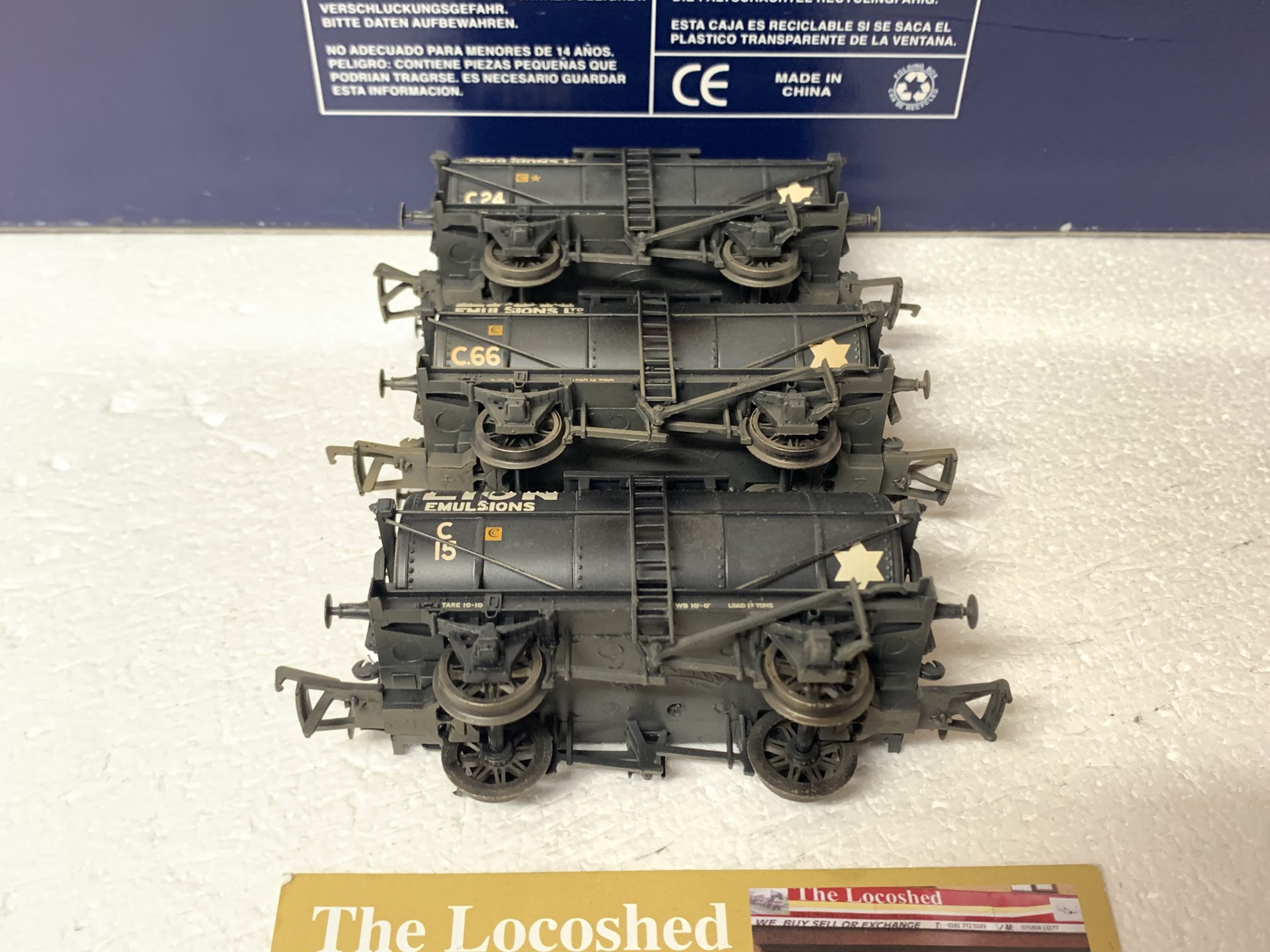 Bachmann 37-665Z Set of Three Tank Wagons 'Lion Emulsions' - Image 2