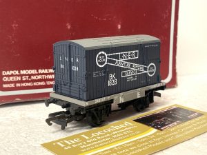 Dapol B121 LNER Conflat with Furniture Removal Service Container