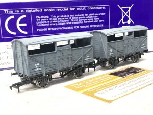 Dapol 4F-020-023 Cattle Wagon Twin Pack GWR 13821 & 13826