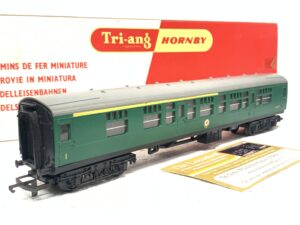 Tri-ang Hornby R.622 1st/2nd Class Composite Coach Green with Seating