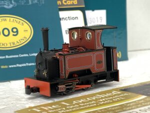Rapido 986203 Kerr Stuart Sirdar 'What If' Short Tank FR Lined Red